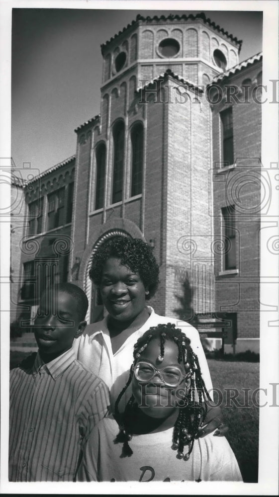 1992 Press Photo Milwaukee resident Brenda Oglen sends kids to private school - Historic Images