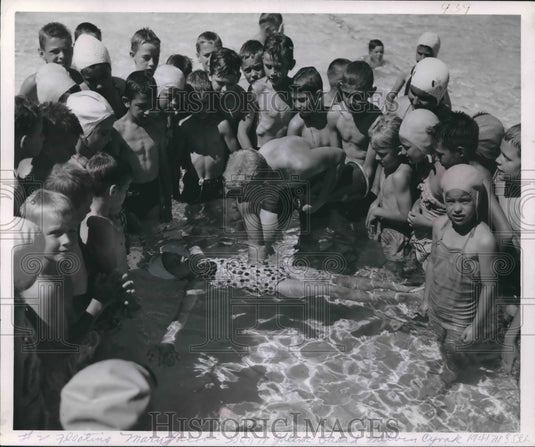 1953 Press Photo Mary Jacobi Floats in Swim Lesson by Melvin Cyrak, Hoyt Park-Historic Images