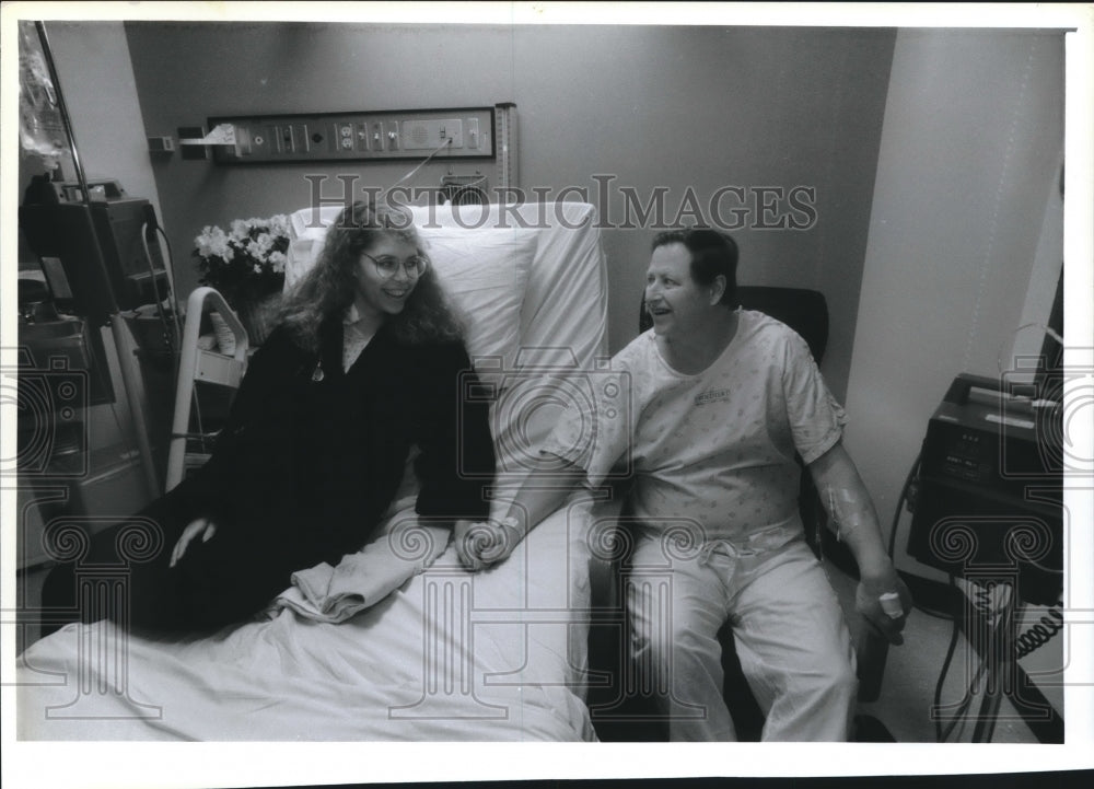 1994 Renee Hoyer receives kidney from her father Richard in Wauwatos - Historic Images
