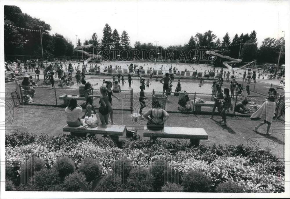 1989 Crowds Sit and Swim at Hoyt Park Pool In Wauwatosa, Wisconsin - Historic Images