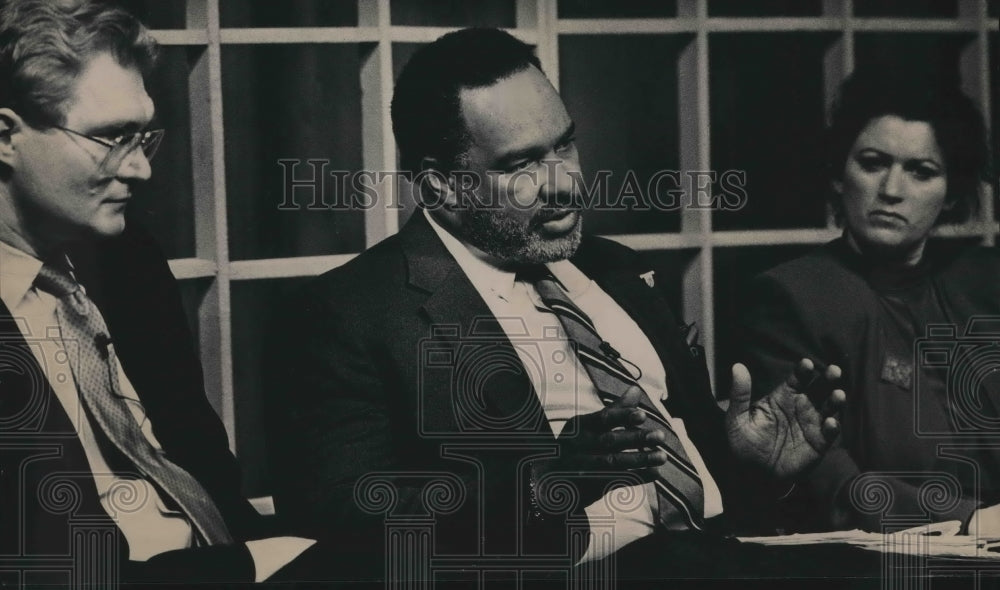 1988 Press Photo Lee Holloway Speaks at Black Issues Forum, Milwaukee - Historic Images