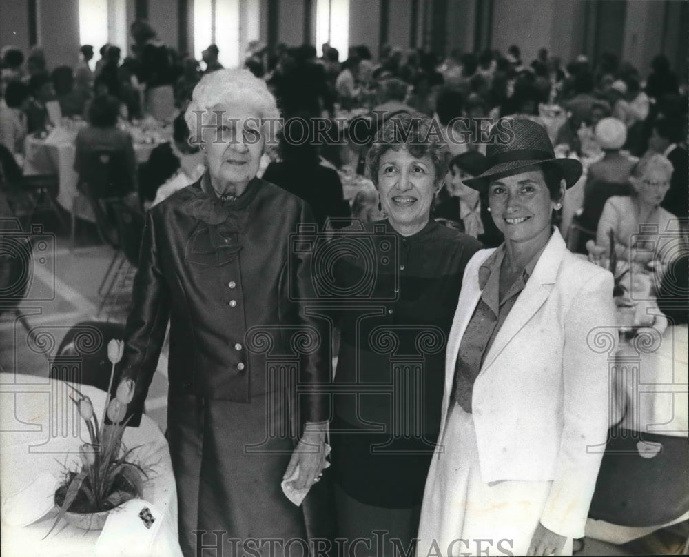 Press Photo Emma Pagel, Tybie Taglin &amp; Barbara Wiley, Milwaukee Spring Luncheon - Historic Images