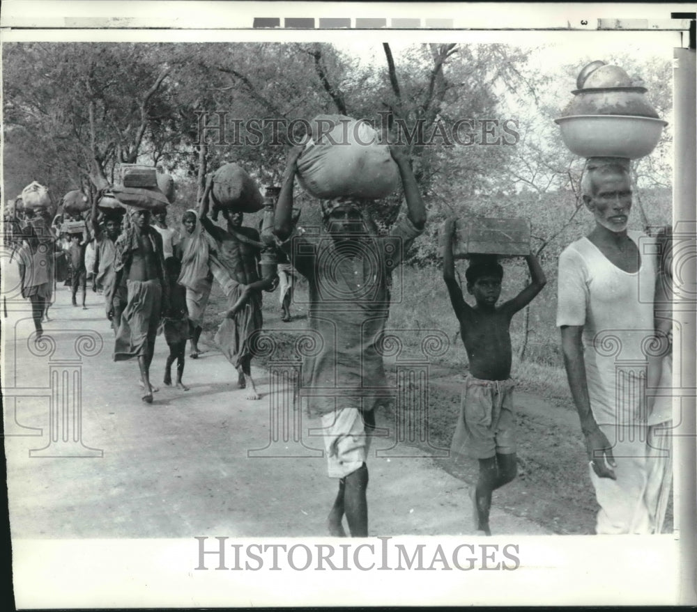 1971 Press Photo Pakistani Refugees Carrying Their Belongings Near Boyra, India - Historic Images