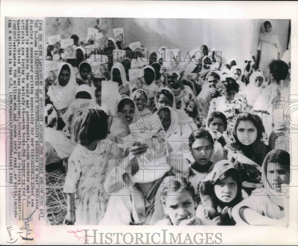 1963 Press Photo Pakistan Women and Children Holding Up a Newspaper - mjb62301- Historic Images