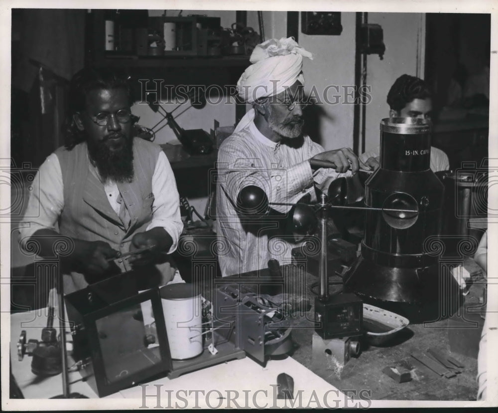 1951 Press Photo Pakistani Scientists Conducting Artificial Rain Experiments- Historic Images