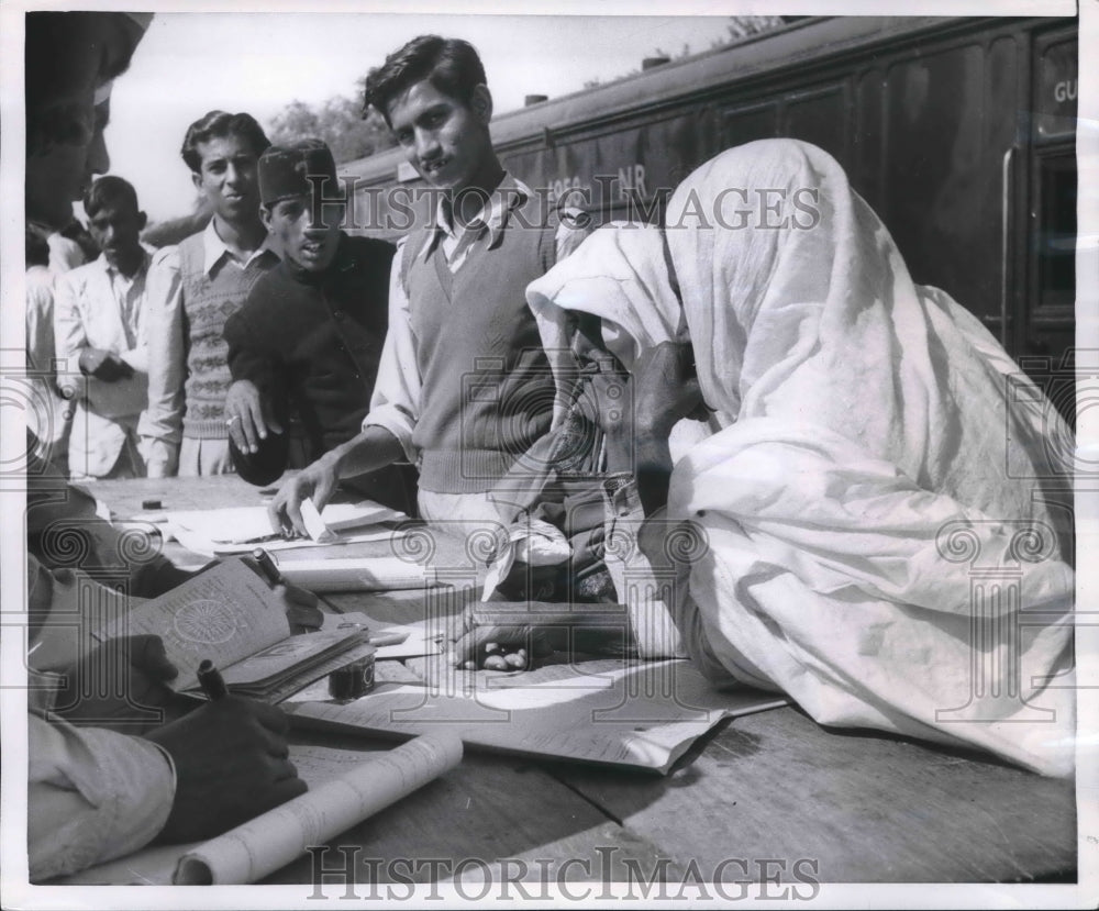 1954 Press Photo Interpreters Assisting Pakistani People With Customs Forms - Historic Images