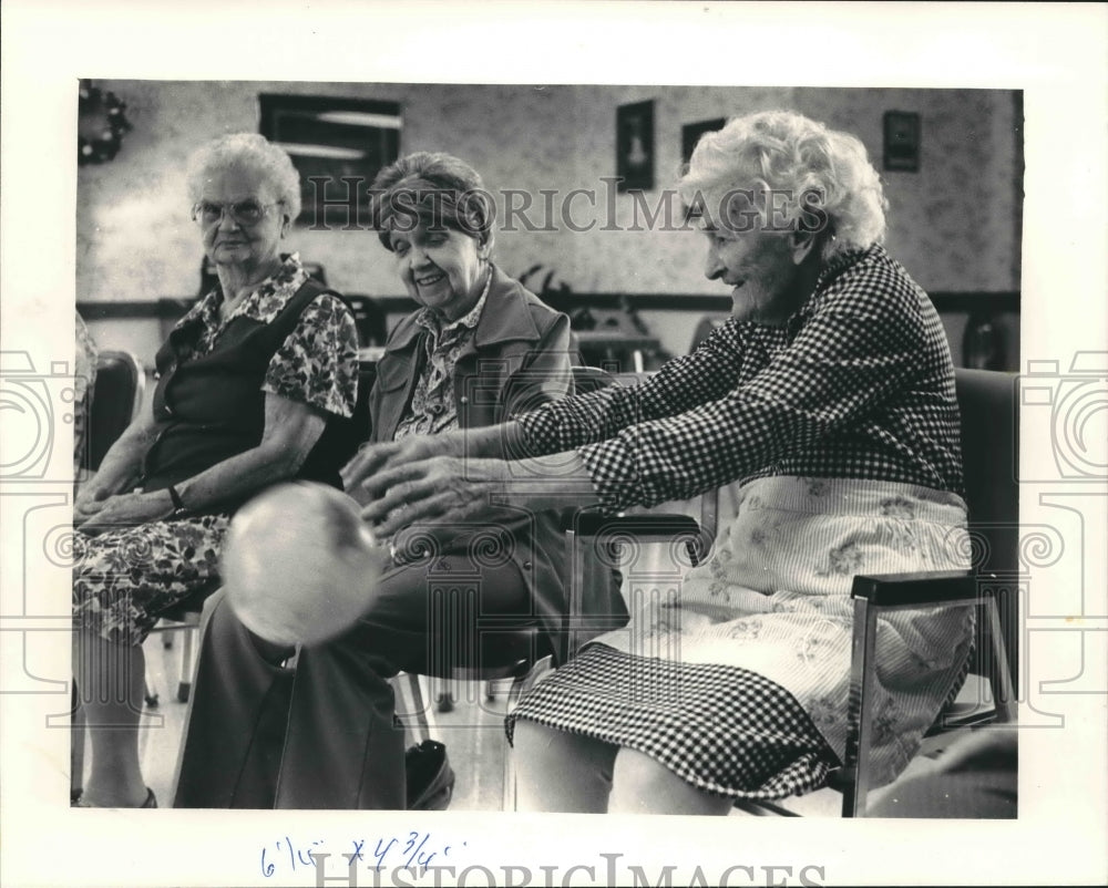 1987 Press Photo Augusta Pagel, 108, is active at Memorial Nursing Home, Medford - Historic Images