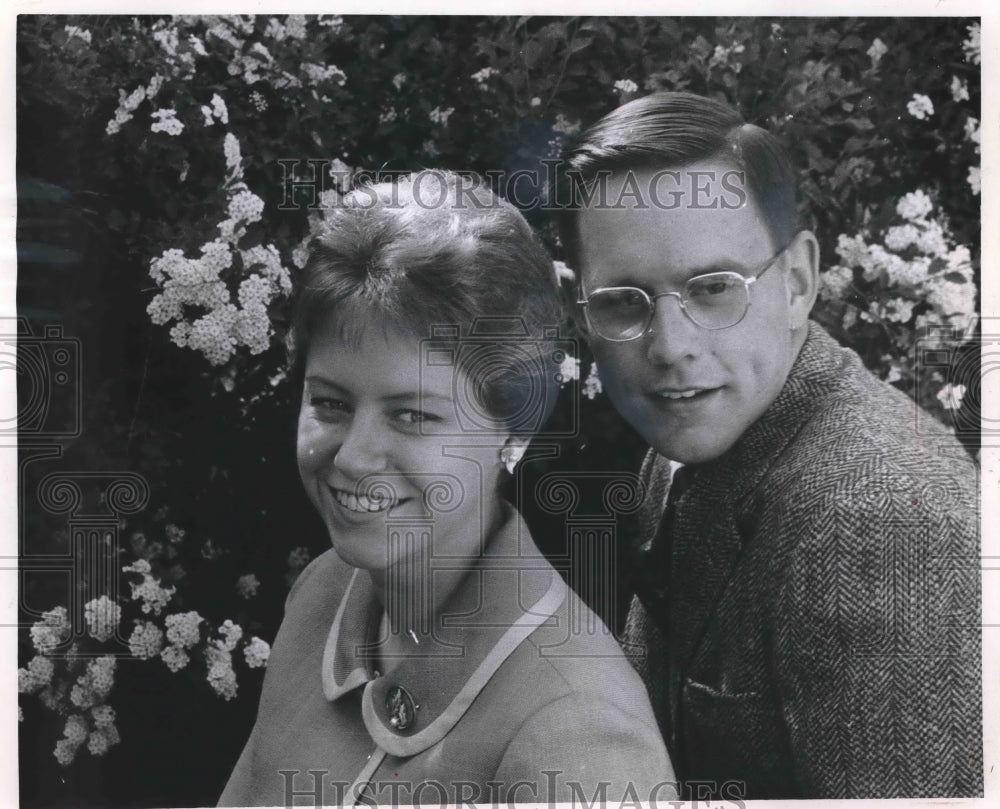 1966 Press Photo Gretchen Wiper and Andrew Latham Hall, engaged to be married - Historic Images