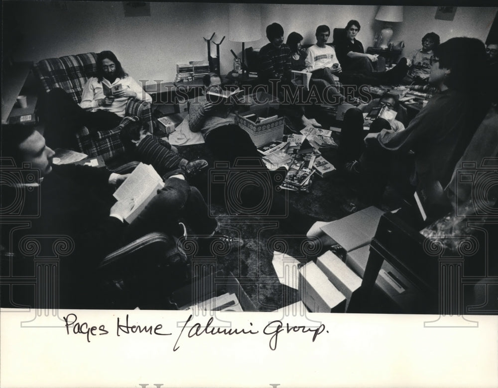 1985 Press Photo Group of alumni at Larry Page&#39;s home for the weekend - Historic Images