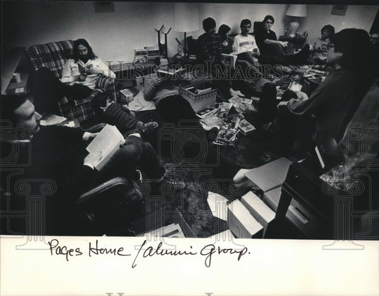 1985 Press Photo Group of alumni at Larry Page's home for the weekend - Historic Images