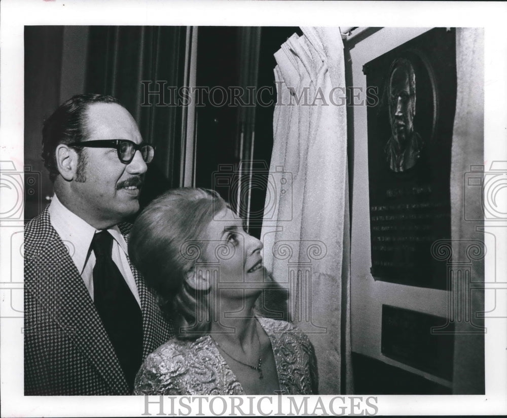 1971 Press Photo Milton Padway with wife Helen, at Athletic Wall of Fame, - Historic Images