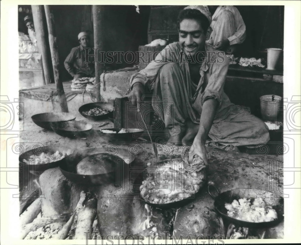 1978 Pathan chef in Pakistan tends dishes at outdoor restaurant-Historic Images