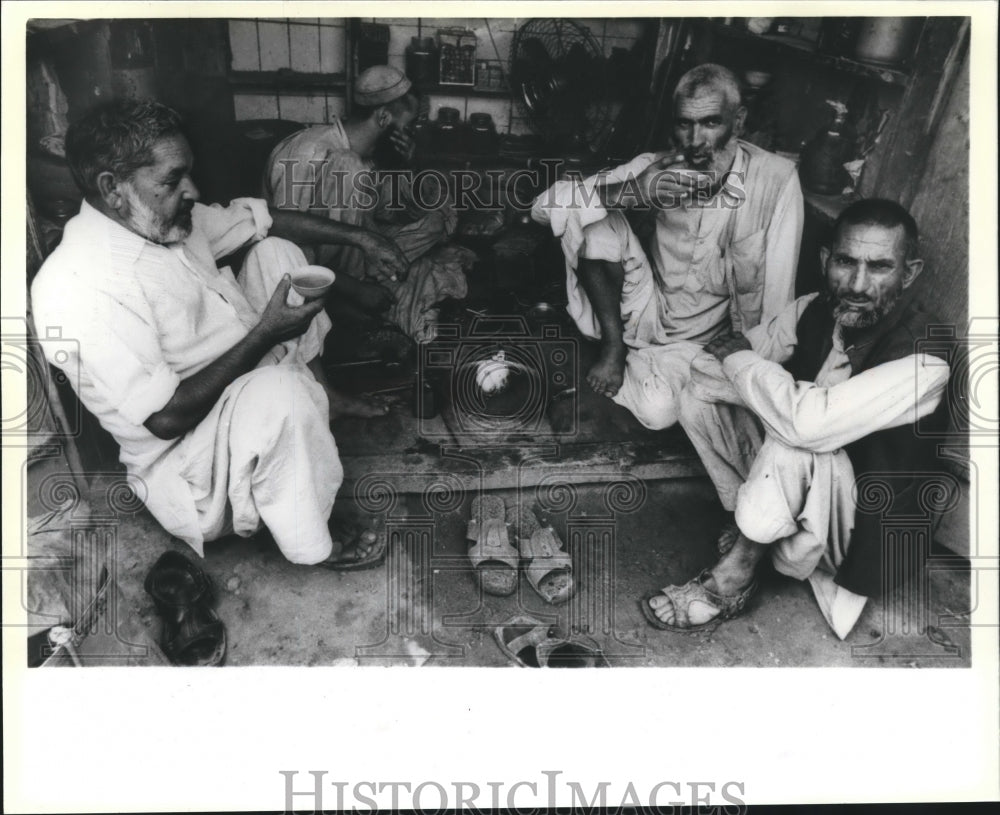 1978 Press Photo Shopkeepers drinking tea in smuggler's store, Pakistan - Historic Images
