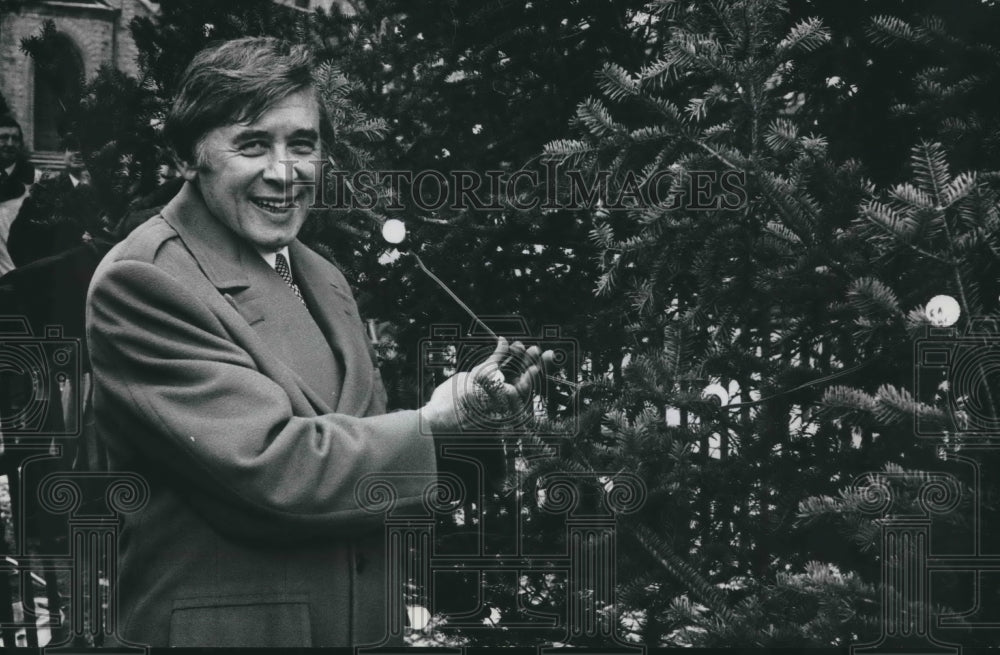 1978 Mayor Henry Maier, Salvation Army &quot;Tree of Lights&quot; - Historic Images