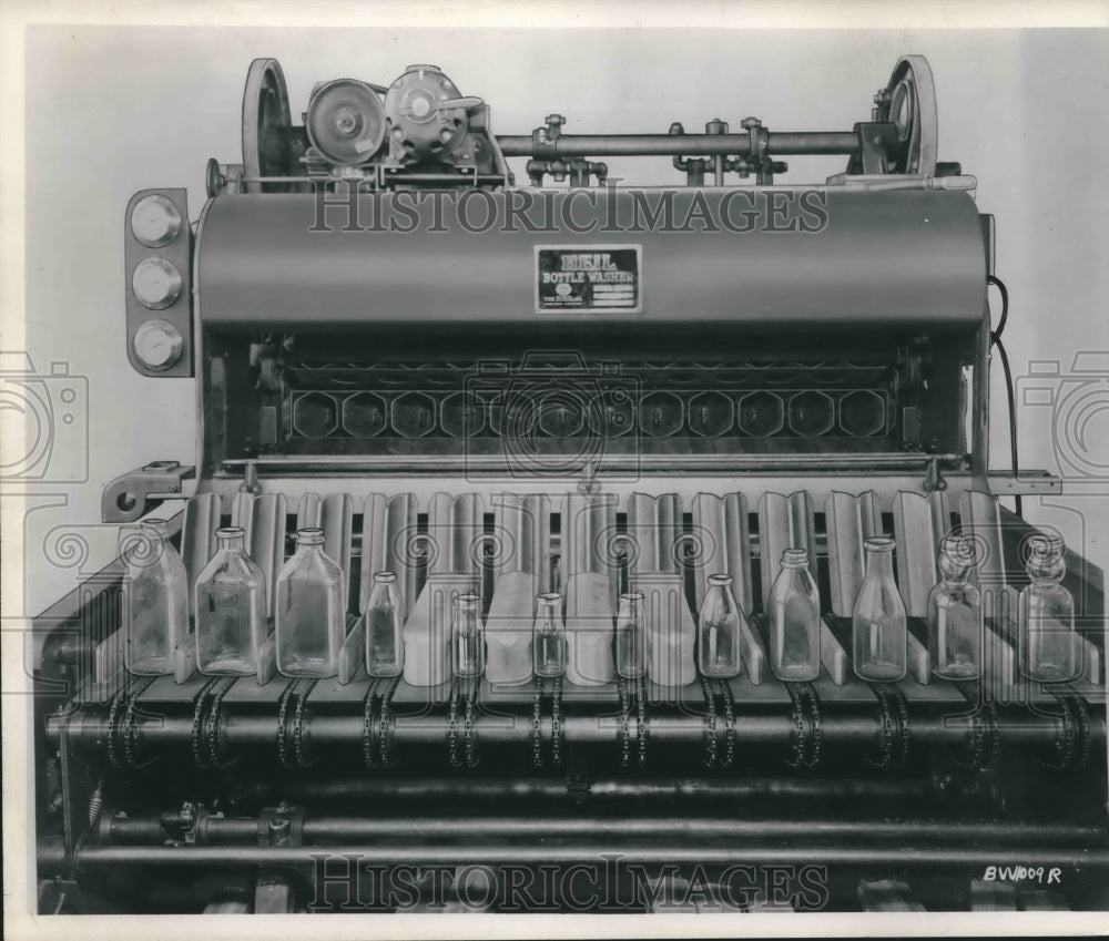 1954 Press Photo Newly engineered bottle washer of the Heil Company - mjb62480 - Historic Images