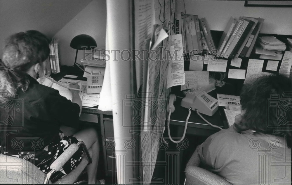 1991 Press Photo Volunteers at Cope Services, Ozaukee County, take calls - Historic Images