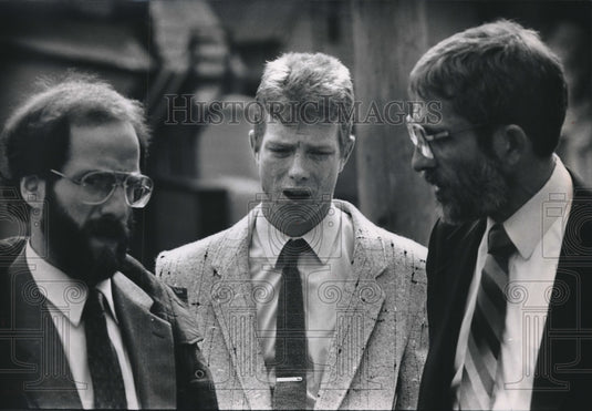 1989 Press Photo Patrick O'Malley, his attorney and judge at scene of shooting - Historic Images