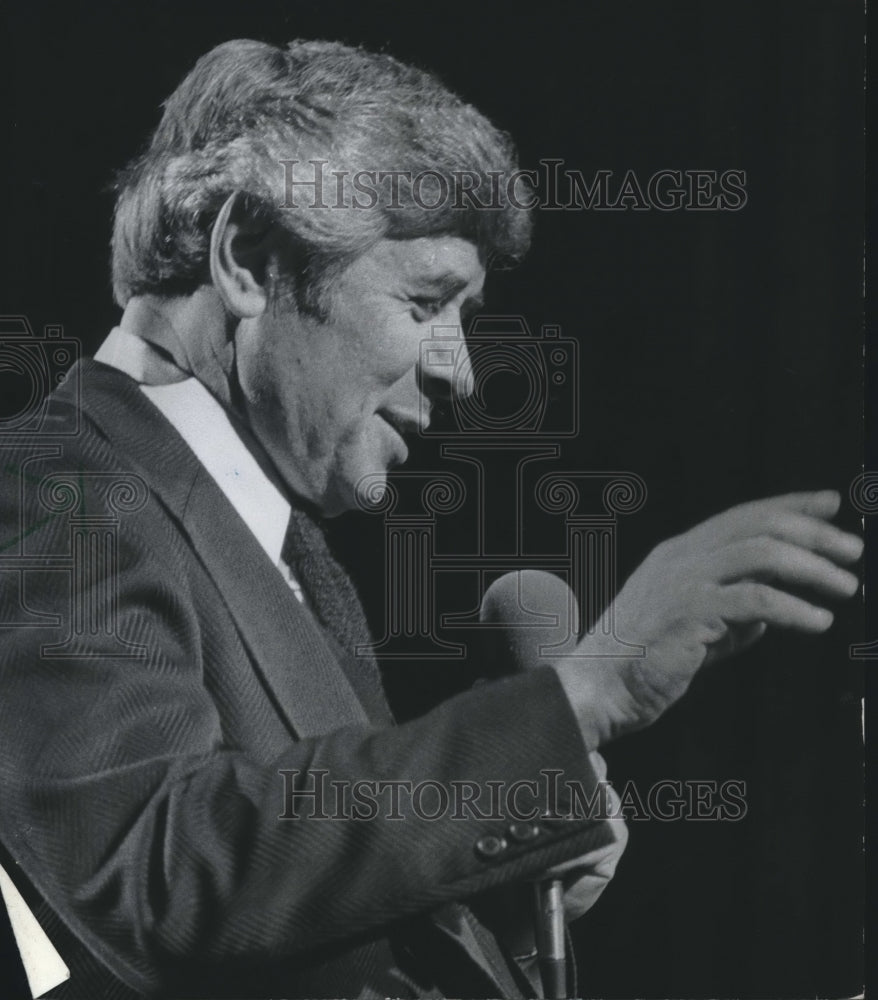 1976 Milwaukee Mayor Maier leading community singing-Historic Images