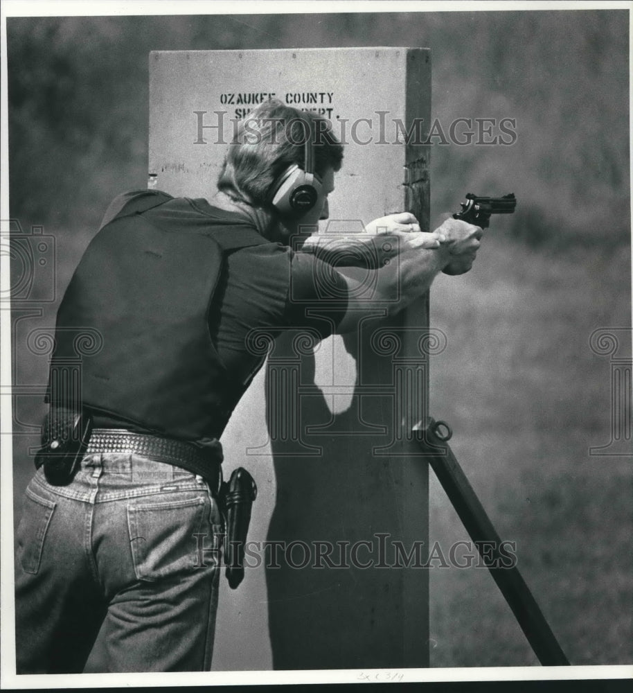 1991 Press Photo Ozaukee County deputy, Sgt. Scott Anders taking annual gun test - Historic Images