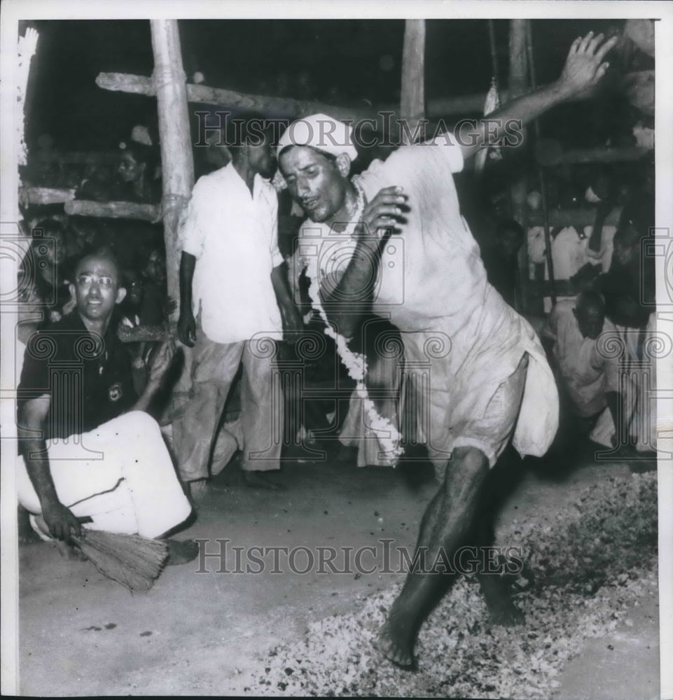 1959 Press Photo Follower of Shiah Muslim sect races over coals, Pakistan-Historic Images