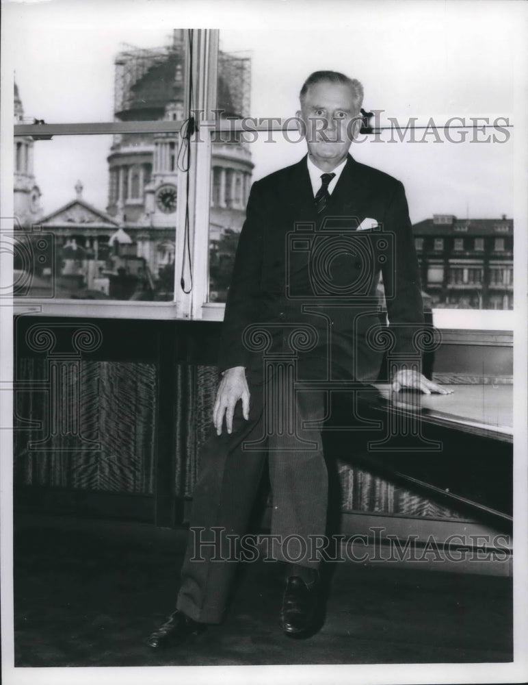 1967 Press Photo Sir William Haley rests on edge of desk in his London office - Historic Images