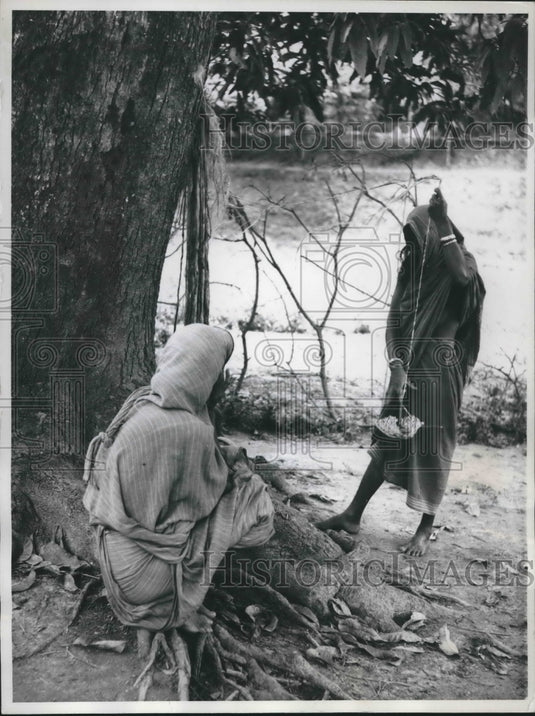 1960 Press Photo Pakistan women earn money by making rope from left over Jute - Historic Images