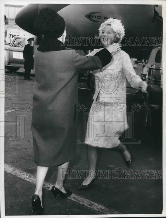 1965 Press Photo Princess Simone greet Beatrix of the Netherlands in New York. - Historic Images