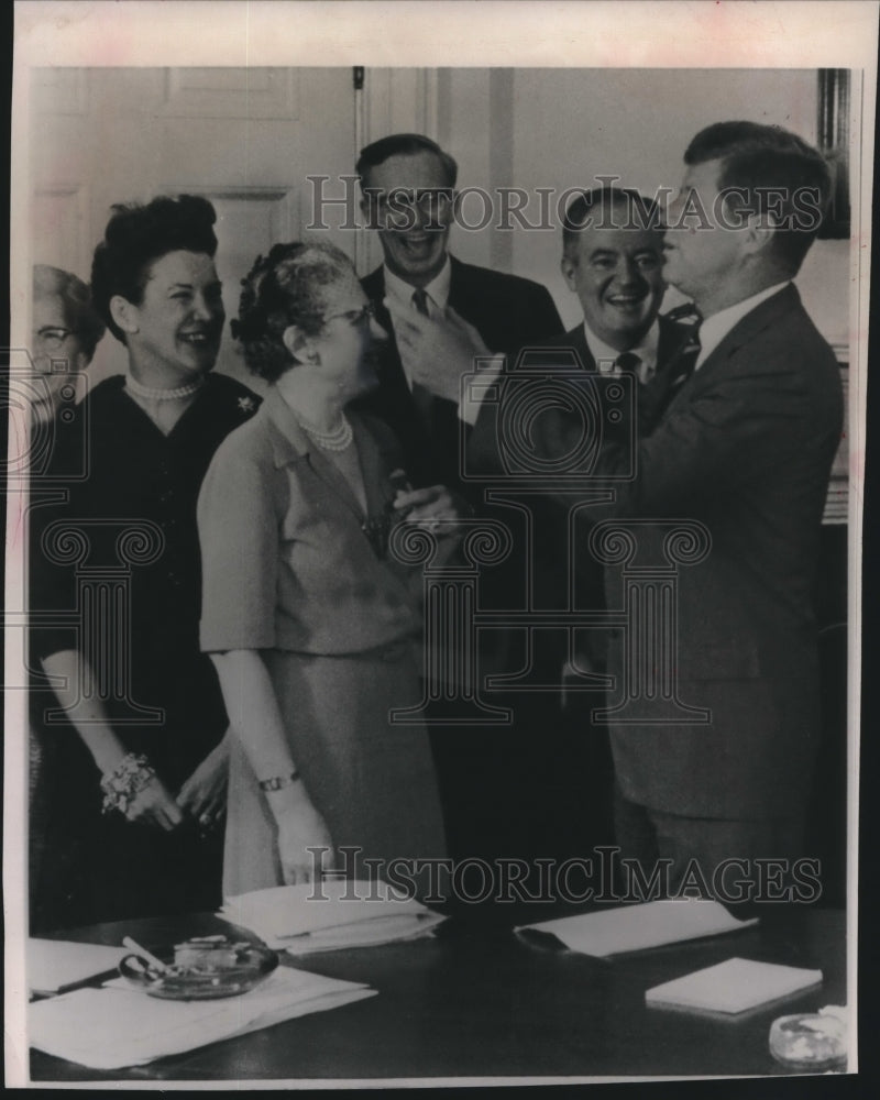 1962 Press Photo Group of VIP's having pictures with President Kennedy - Historic Images