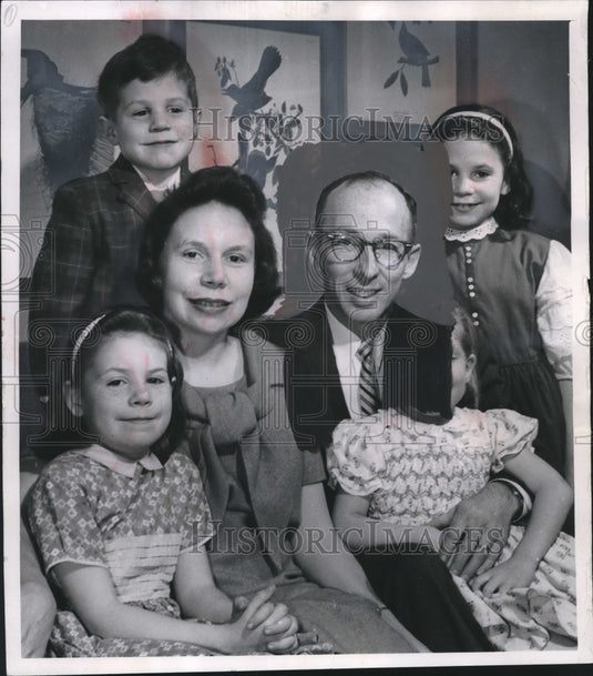 1962 Press Photo Pediatrician John Harnesses and his family in Milwaukee - Historic Images
