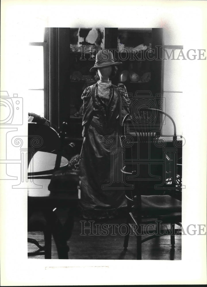 1979 Press Photo Oconomowoc resident donates manikin in Victorian dress - Historic Images
