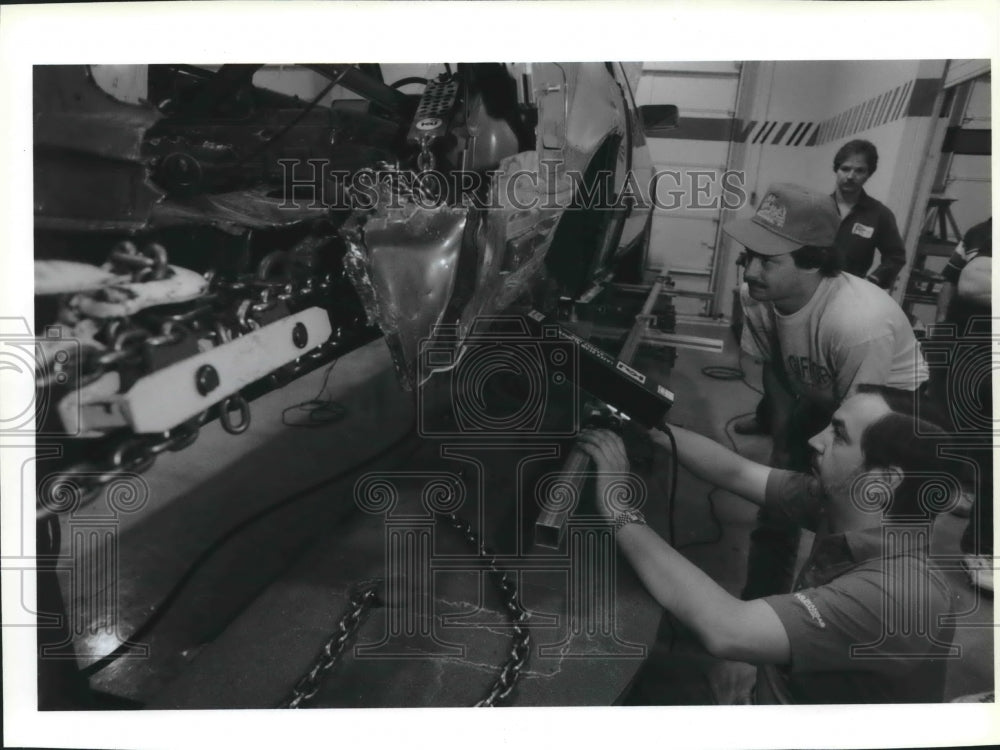 1993 Press Photo Don Coombes demonstrates a Kansas Jack Laser Measuring System - Historic Images