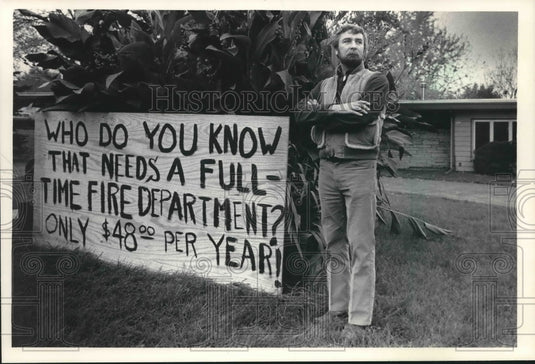 1986 Press Photo Man blames lack of firefighters for home loss. Hales Corners - Historic Images