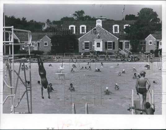 1974 Press Photo Swimmers paradise in Hoyt Park Wawoatosa - mjb62767 - Historic Images