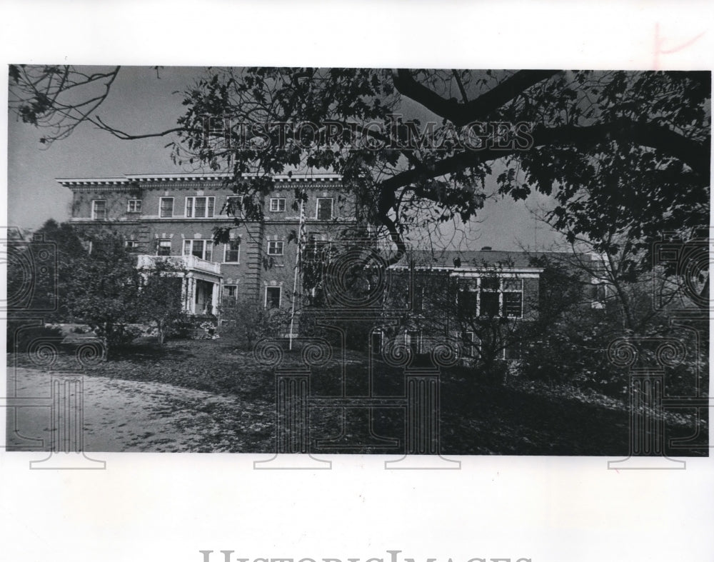 1977 Rogers Memorial Hospital, Oconomowoc, will open hospice-Historic Images