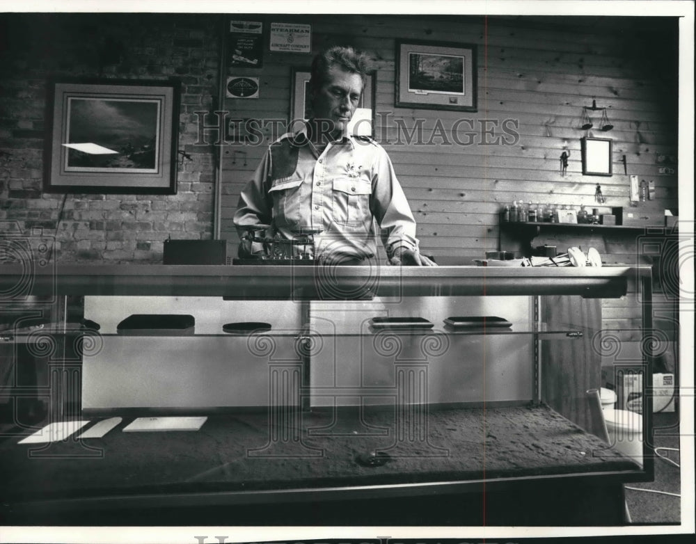 1991 James McLean Seip, shop proprietor, Oconomowoc, Wisconsin mall - Historic Images