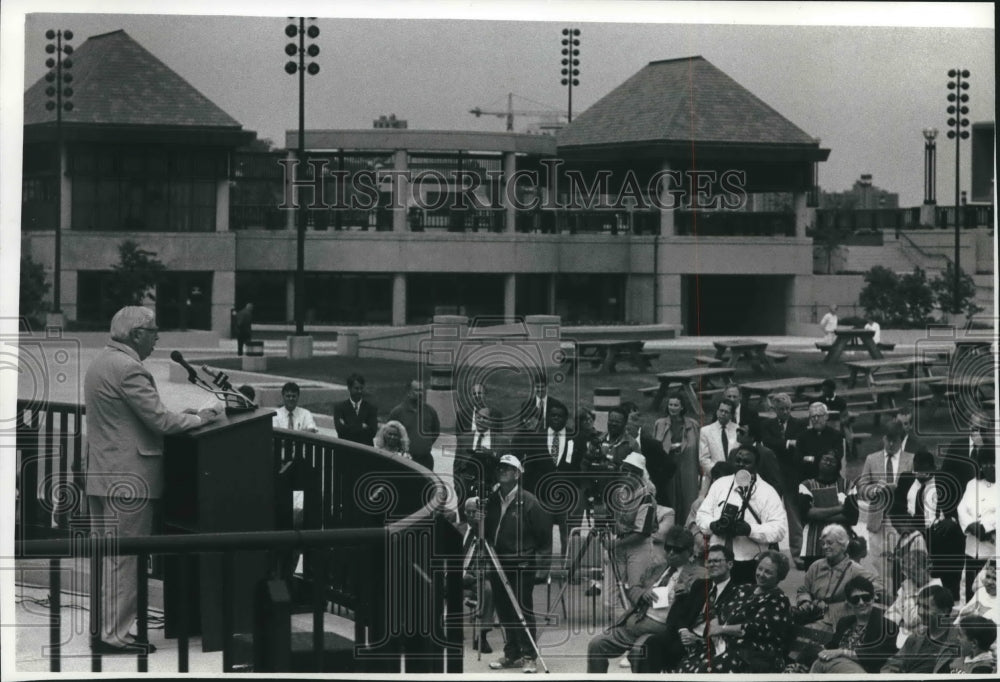 1993 Press Photo William O&#39;Donnell speaking at dedication for park and pavilion. - Historic Images