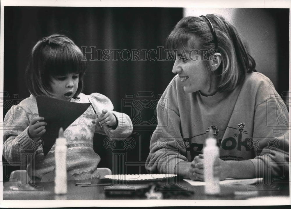 1992 Press Photo Parents and kids enjoy activities at Hartford Recreation Center-Historic Images