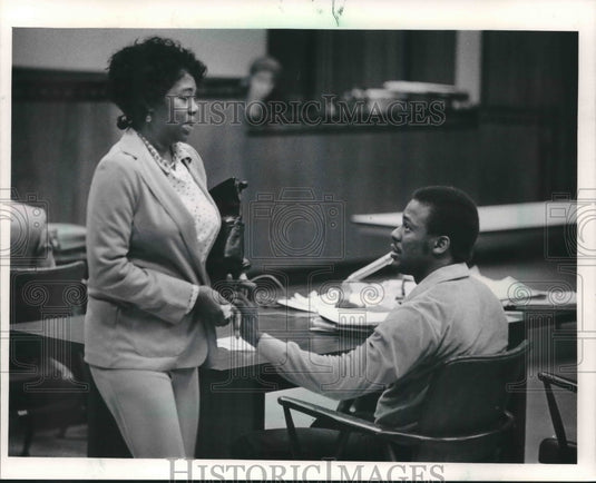 1985 "Show-off rapist" Phillip Wayne Harvey holds hands with mother - Historic Images