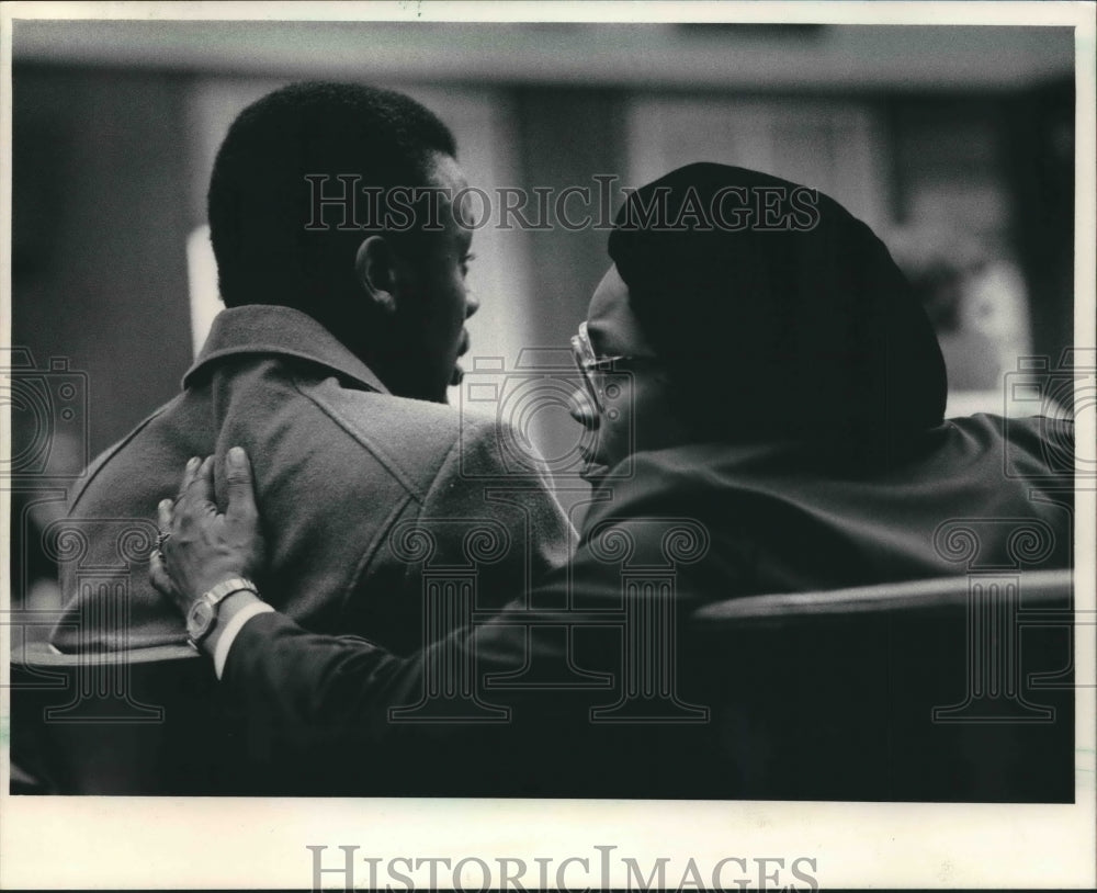 1984 Press Photo "showoff rapist" Phillip Wayne Harvey with his mother - Historic Images
