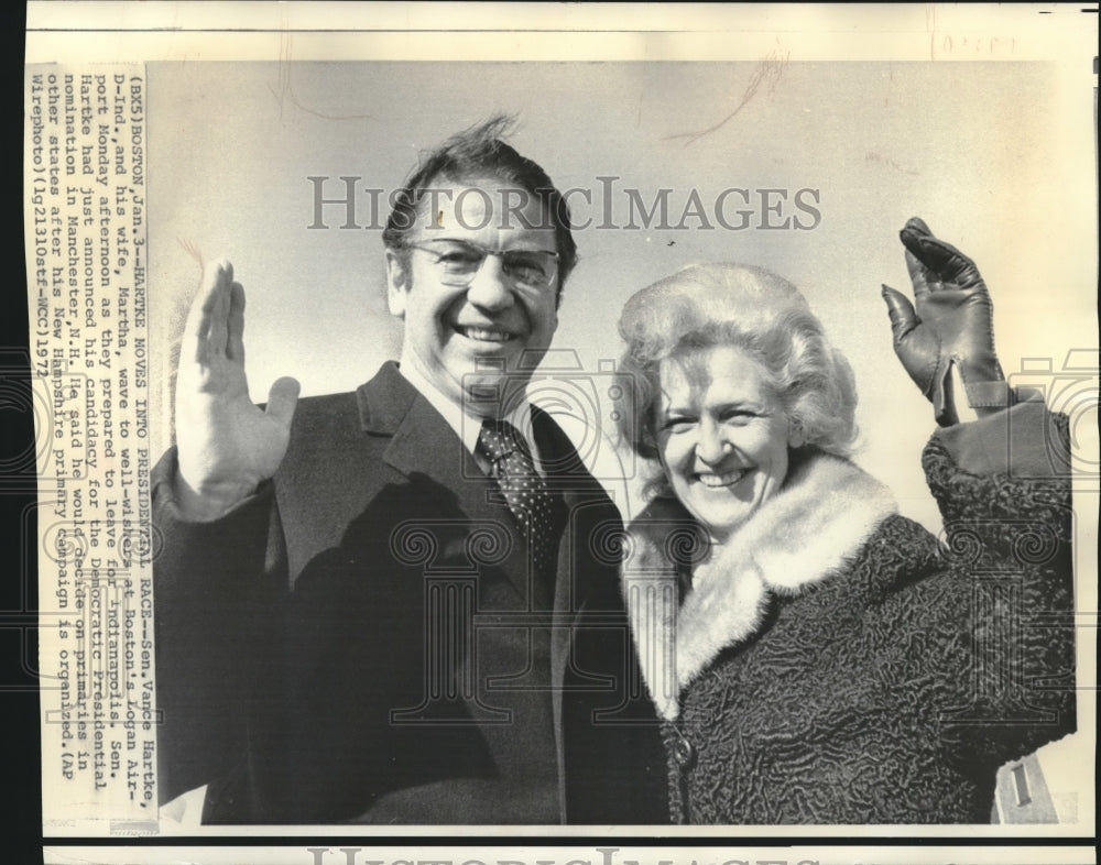 1972 Press Photo Senator Vance Hartke and wife, Martha, wave in Boston - Historic Images