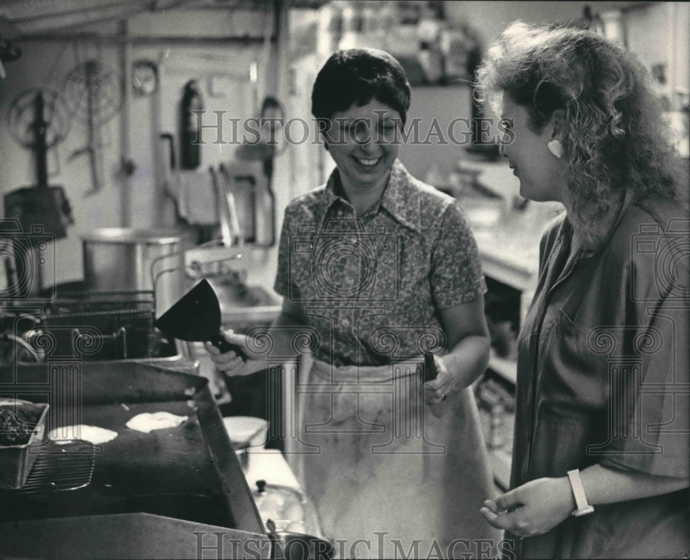 1967 Press Photo Sally visits Diane Liljestrand in kitchen - mjb63020 - Historic Images