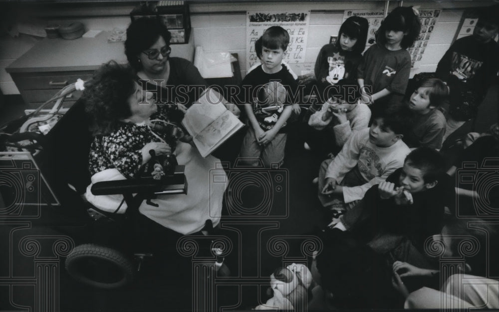 1994 Press Photo Betty Schick reads a story to Rossman Elementary School kids - Historic Images