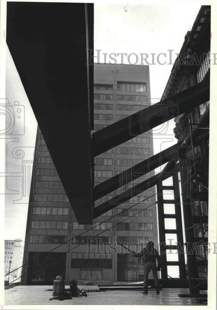 1981 Press Photo Workers move segment of roof. Northwestern Mutual - mjb63101 - Historic Images