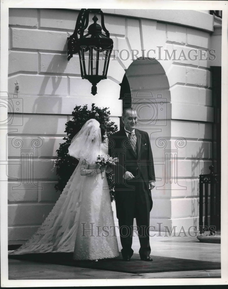 1966 Press Photo President Johnson with his daughter, Luci on wedding day. - Historic Images