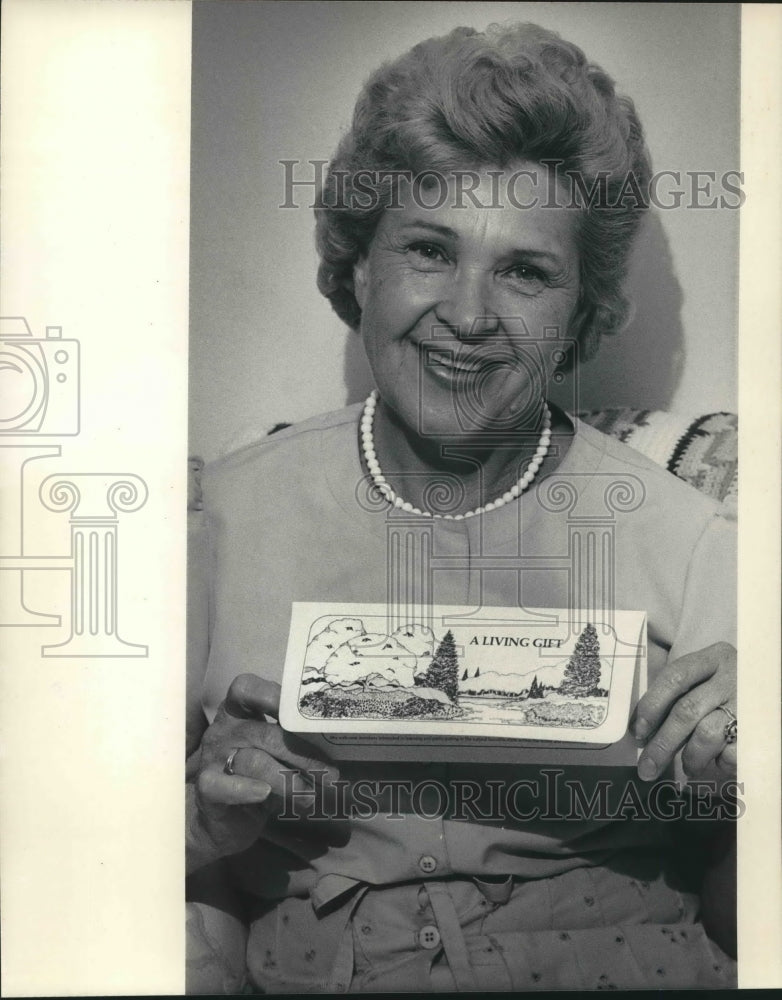 1983 Press Photo Arlene Hass Holds Living Gift Brochure, Wisconsin - mjb63165 - Historic Images