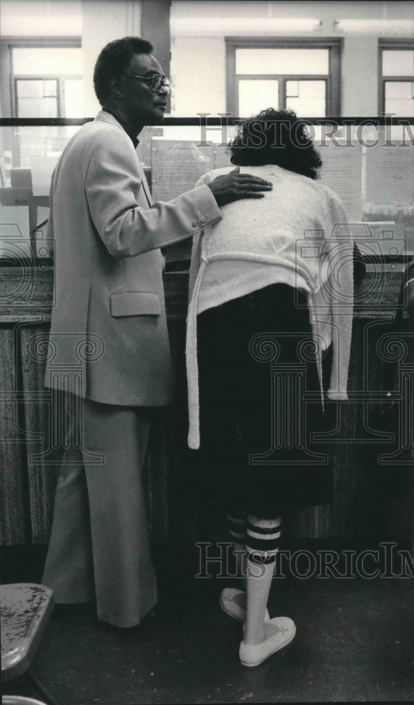 Press Photo Frieda McDaniels Harvey Comforted by Rev. John Witherspoon - Historic Images