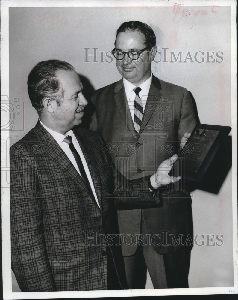 1968 Press Photo Peter Weitzman Receives Award from Harold Haskin, Milwaukee - Historic Images