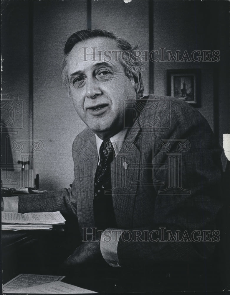 1976 Press Photo Paul E. Hassett, president of WMA, and executive secretary-Historic Images