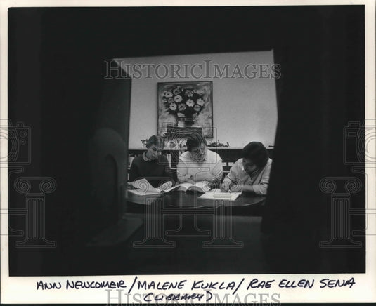 1985 Ann Newcomer and other nuns study in convent library, Wisconsin - Historic Images