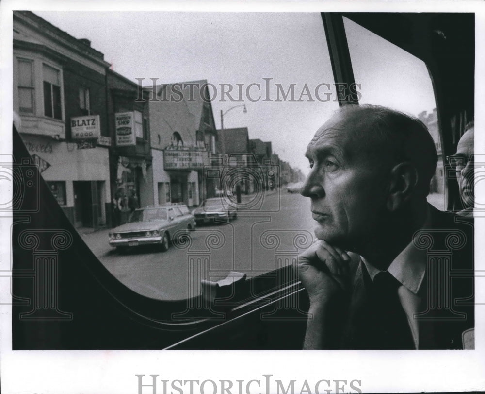 1969 Press Photo Norbert Nuttelman of West Salem, tours city of Milwaukee - Historic Images